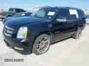 2013 Cadillac Escalade Premium z VIN 1GYS4CEF8DR268298, wystawiony jako IAAI lot #43402503 z przebiegiem 204 360 mil mil oraz . Historia ofert i sprzedaży dostępna na DreamBid. Obrazek 2.