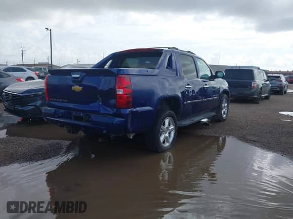 2013 Chevrolet Avalanche LTZ z VIN 3GNMCGE04DG302698, wystawiony jako IAAI lot #42623138 z przebiegiem 173 224 mil mil oraz . Historia ofert i sprzedaży dostępna na DreamBid. Obrazek 4.