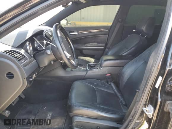 2013 Chrysler 300 C с VIN 2C3CCAET9DH523682, выставлен на аукционе Copart как лот 70926075 с пробегом 99 979 миль миль и Списание • Salvage title. История ставок и продаж доступна на DreamBid. Изображение 7.