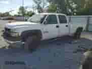 2002 Chevrolet Silverado 2500HD LS z VIN 1GCHC23U82F125526, wystawiony jako Copart lot #84210525 z przebiegiem 261 011 mil mil oraz Szkoda całkowita • Salvage title. Historia ofert i sprzedaży dostępna na DreamBid. Obrazek 1.
