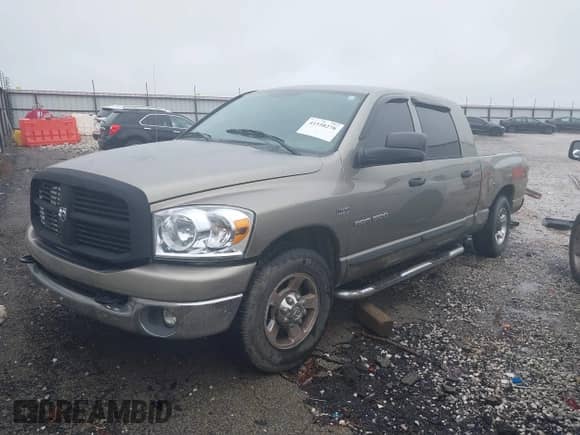2007 Dodge 1500 SLT z VIN 3D7KR19D17G809058, wystawiony jako IAAI lot #41558278 z przebiegiem 163 346 mil mil oraz . Historia ofert i sprzedaży dostępna na DreamBid. Obrazek 2.