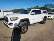 2020 Toyota Tacoma SR5 z VIN 3TMCZ5AN4LM294482, wystawiony jako Copart lot #90620945 z przebiegiem 135 293 mil mil oraz Szkoda całkowita • Salvage title. Historia ofert i sprzedaży dostępna na DreamBid. Obrazek 1.