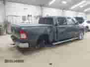 2022 Ram 1500 Big Horn z VIN 1C6RRFFG2NN410725, wystawiony jako IAAI lot #43107175 z przebiegiem 26 975 mil mil oraz . Historia ofert i sprzedaży dostępna na DreamBid. Obrazek 4.