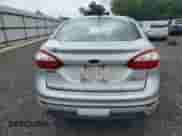 2014 Ford Fiesta S z VIN 3FADP4AJ6EM131441, wystawiony jako Copart lot #64676975 z przebiegiem 52 942 mil mil oraz Czysty tytuł • Clean title. Historia ofert i sprzedaży dostępna na DreamBid. Obrazek 6.