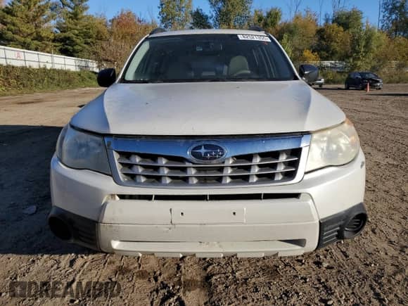 2011 Subaru Forester X z VIN JF2SHBBC9BH713876, wystawiony jako Copart lot #82521355 z przebiegiem 145 145 mil mil oraz Czysty tytuł • Clean title. Historia ofert i sprzedaży dostępna na DreamBid. Obrazek 5.