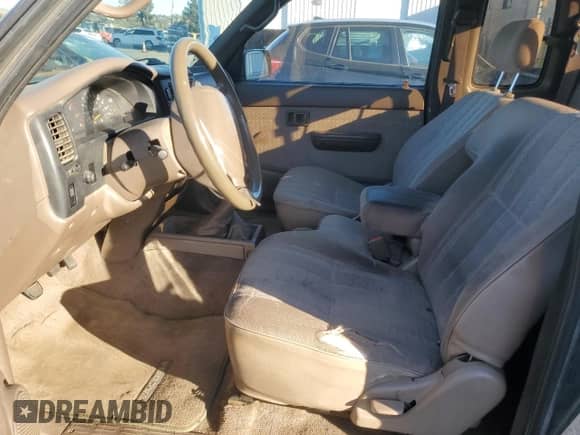 1997 Toyota Tacoma z VIN 4TAWM72N4VZ324227, wystawiony jako Copart lot #50633325 z przebiegiem 296 625 mil mil oraz Czysty tytuł • Clean title. Historia ofert i sprzedaży dostępna na DreamBid. Obrazek 7.
