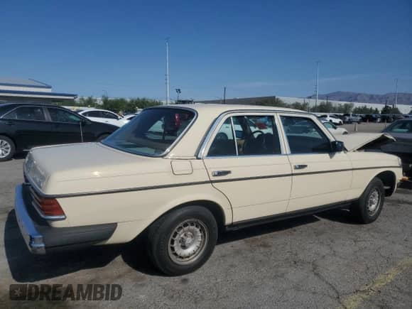 1984 Mercedes-Benz 300 D z VIN WDBAB33A5EA174053, wystawiony jako Copart lot #59361935 z przebiegiem 169 400 mil mil oraz Czysty tytuł • Clean title. Historia ofert i sprzedaży dostępna na DreamBid. Obrazek 3.