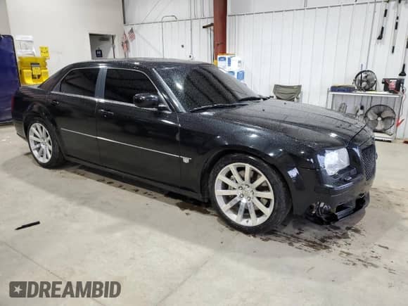 2006 Chrysler 300 C SRT-8 z VIN 2C3LA73W26H242915, wystawiony jako Copart lot #56929214 z przebiegiem 190 677 mil mil oraz Czysty tytuł • Clean title. Historia ofert i sprzedaży dostępna na DreamBid. Obrazek 4.