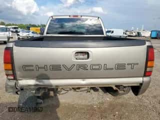 2003 Chevrolet Silverado 1500 Work Truck z VIN 1GCEC14X83Z119411, wystawiony jako Copart lot #81822015 z przebiegiem 146 594 mil mil oraz Szkoda całkowita • Salvage title. Historia ofert i sprzedaży dostępna na DreamBid. Obrazek 6.