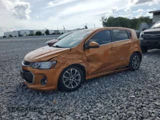 2019 Chevrolet Sonic LT z VIN 1G1JD6SB6K4138303, wystawiony jako Copart lot #71682195 z przebiegiem 49 335 mil mil oraz Nie do naprawy • Non repairable. Historia ofert i sprzedaży dostępna na DreamBid. Obrazek 1.