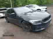 2019 BMW 5 Series 530e xDrive z VIN WBAJB1C51KB375850, wystawiony jako IAAI lot #42375948 z przebiegiem 70 680 mil mil oraz . Historia ofert i sprzedaży dostępna na DreamBid. Obrazek 1.
