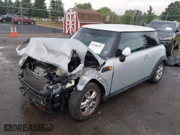 2012 MINI Hardtop z VIN WMWSU3C56CT539812, wystawiony jako IAAI lot #43268307 z przebiegiem 108 198 mil mil oraz . Historia ofert i sprzedaży dostępna na DreamBid. Obrazek 17.