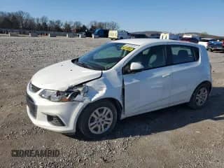 2018 Chevrolet Sonic LT z VIN 1G1JG6SH9J4111641, wystawiony jako Copart lot #49404545 z przebiegiem 108 996 mil mil oraz Szkoda całkowita • Salvage title. Historia ofert i sprzedaży dostępna na DreamBid. Obrazek 1.