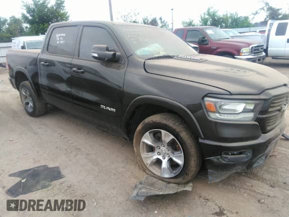 2020 Ram 1500 Laramie z VIN 1C6SRFJT7LN328900, wystawiony jako IAAI lot #42640032 z przebiegiem 81 581 mil mil oraz . Historia ofert i sprzedaży dostępna na DreamBid. Obrazek 1.