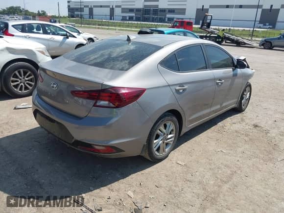 2020 Hyundai Elantra SEL z VIN KMHD84LF4LU996882, wystawiony jako IAAI lot #43320395 z przebiegiem 125 404 mil mil oraz . Historia ofert i sprzedaży dostępna na DreamBid. Obrazek 4.