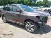 2015 Nissan Pathfinder SL z VIN 5N1AR2MM1FC613038, wystawiony jako IAAI lot #42351295 z przebiegiem 131 004 mil mil oraz . Historia ofert i sprzedaży dostępna na DreamBid. Obrazek 1.