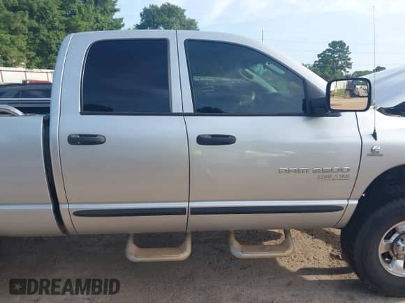 2006 Dodge 2500 SLT z VIN 3D7KS28C56G230754, wystawiony jako IAAI lot #42592648 z przebiegiem 249 239 mil mil oraz . Historia ofert i sprzedaży dostępna na DreamBid. Obrazek 13.