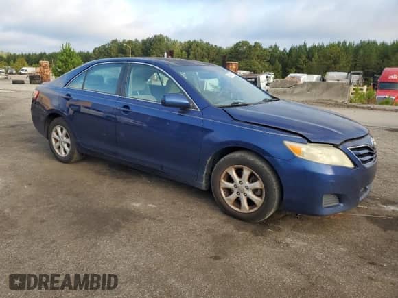 2011 Toyota Camry LE z VIN 4T1BF3EK2BU597257, wystawiony jako Copart lot #84029815 z przebiegiem 315 658 mil mil oraz Czysty tytuł • Clean title. Historia ofert i sprzedaży dostępna na DreamBid. Obrazek 4.