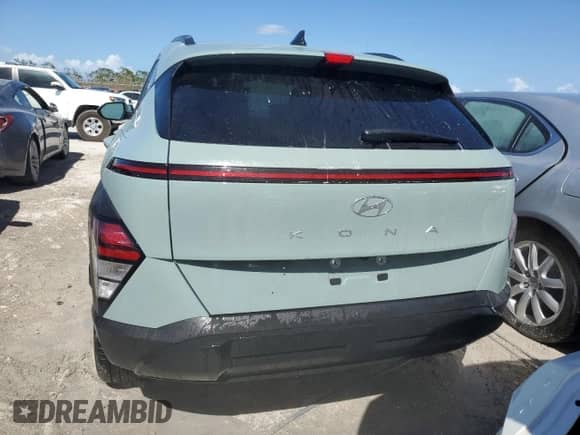 2024 Hyundai Kona SEL z VIN KM8HC3AB8RU134770, wystawiony jako Copart lot #74939454 z przebiegiem 5 049 mil mil oraz Nie do naprawy • Non repairable. Historia ofert i sprzedaży dostępna na DreamBid. Obrazek 6.