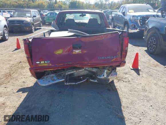 2000 Chevrolet S-10 LS с VIN 1GCCS19W4Y8156740, выставлен на аукционе IAAI как лот 40663715 с пробегом 276 781 миль миль и . История ставок и продаж доступна на DreamBid. Изображение 17.