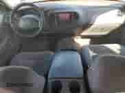 2003 Ford F-150 XLT z VIN 1FTRW08L33KD87768, wystawiony jako Copart lot #71013315 z przebiegiem 254 472 mil mil oraz Szkoda całkowita • Salvage title. Historia ofert i sprzedaży dostępna na DreamBid. Obrazek 8.