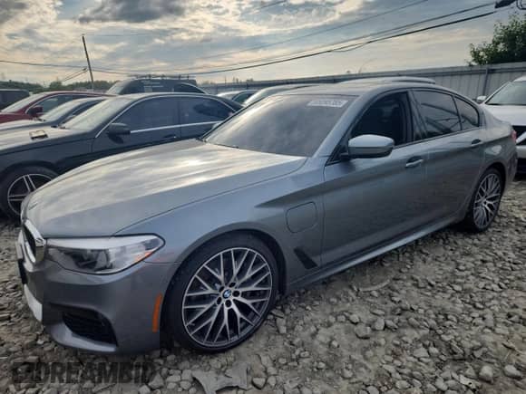 2019 BMW 5 Series 530e xDrive z VIN WBAJB1C54KB375874, wystawiony jako Copart lot #65095785 z przebiegiem 62 300 mil mil oraz Szkoda całkowita • Salvage title. Historia ofert i sprzedaży dostępna na DreamBid. Obrazek 1.