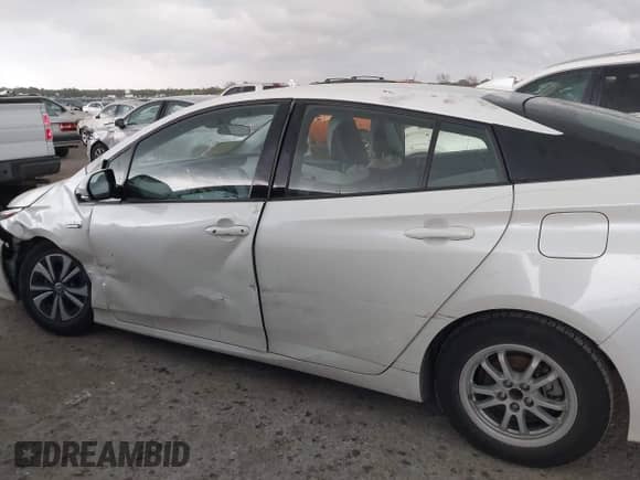 2018 Toyota Prius Plus z VIN JTDKARFP0J3084142, wystawiony jako IAAI lot #41936736 z przebiegiem 50 699 mil mil oraz . Historia ofert i sprzedaży dostępna na DreamBid. Obrazek 14.