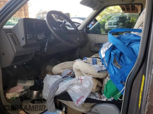 1993 Chevrolet Blazer z VIN 1GNEK18K8PJ350614, wystawiony jako Copart lot #84088954 z przebiegiem 247 946 mil mil oraz Szkoda całkowita • Salvage title. Historia ofert i sprzedaży dostępna na DreamBid. Obrazek 7.