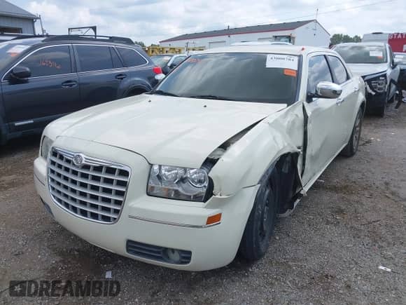 2010 Chrysler 300 Touring z VIN 2C3CA5CV6AH330449, wystawiony jako IAAI lot #43000784 z przebiegiem 185 170 mil mil oraz . Historia ofert i sprzedaży dostępna na DreamBid. Obrazek 18.