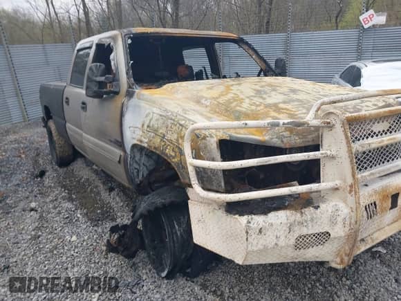 2006 Chevrolet Silverado 2500HD LT3 z VIN 1GCHK23D26F176691, wystawiony jako IAAI lot #42067011 z przebiegiem Nie podano mil oraz . Historia ofert i sprzedaży dostępna na DreamBid. Obrazek 15.
