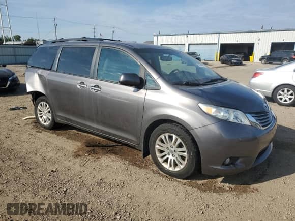 2017 Toyota Sienna XLE with VIN 5TDYZ3DC7HS899401, listed as a Copart auction lot 80454085 with 75,197 mi miles and Salvage title. Bid and sale history available at DreamBid. Image 4.