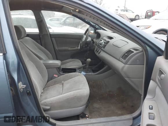 2004 Toyota Camry XLE z VIN 4T1BE32K64U880500, wystawiony jako IAAI lot #43554483 z przebiegiem 248 318 mil mil oraz . Historia ofert i sprzedaży dostępna na DreamBid. Obrazek 5.