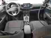 2023 Hyundai Venue SE z VIN KMHRB8A38PU217108, wystawiony jako Copart lot #64990794 z przebiegiem 5 134 mil mil oraz Szkoda całkowita • Salvage title. Historia ofert i sprzedaży dostępna na DreamBid. Obrazek 8.