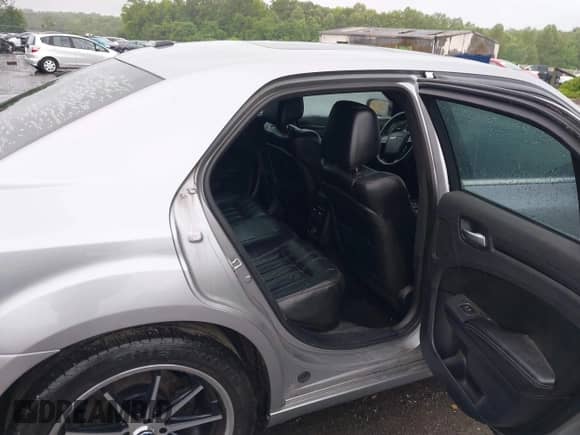 2013 Chrysler 300 S с VIN 2C3CCABT5DH660784, выставлен на аукционе IAAI как лот 42308116 с пробегом 150 587 миль миль и . История ставок и продаж доступна на DreamBid. Изображение 8.