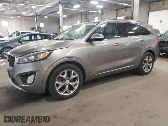 2016 Kia Sorento SXL z VIN 5XYPKDA52GG113608, wystawiony jako Copart lot #85586045 z przebiegiem 263 068 mil mil oraz Czysty tytuł • Clean title. Historia ofert i sprzedaży dostępna na DreamBid. Obrazek 1.