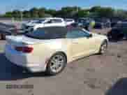 2019 Chevrolet Camaro 1LT z VIN 1G1FB3DS8K0117600, wystawiony jako IAAI lot #41174936 z przebiegiem 110 273 mil mil oraz . Historia ofert i sprzedaży dostępna na DreamBid. Obrazek 4.