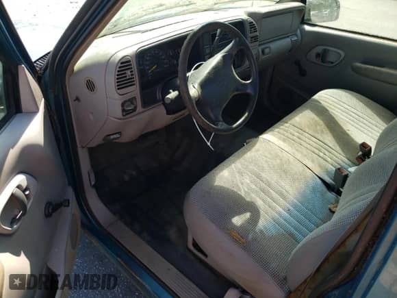 1997 Chevrolet Silverado 1500 z VIN 1GCEC14W3VZ143190, wystawiony jako Copart lot #69785964 z przebiegiem 140 361 mil mil oraz Czysty tytuł • Clean title. Historia ofert i sprzedaży dostępna na DreamBid. Obrazek 8.