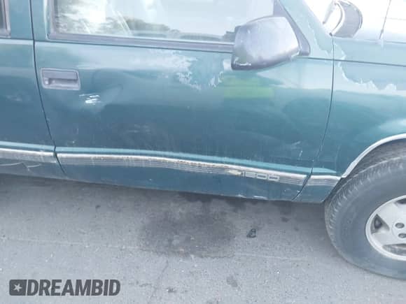 1995 Chevrolet Tahoe z VIN 1GNEK13KXSJ455283, wystawiony jako IAAI lot #42630439 z przebiegiem 195 799 mil mil oraz . Historia ofert i sprzedaży dostępna na DreamBid. Obrazek 6.