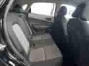 2021 Hyundai Kona SE z VIN KM8K12AA1MU687279, wystawiony jako Copart lot #71052535 z przebiegiem 83 934 mil mil oraz Czysty tytuł • Clean title. Historia ofert i sprzedaży dostępna na DreamBid. Obrazek 10.