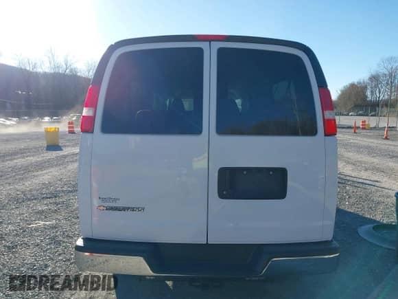 2020 Chevrolet Express Passenger LT z VIN 1GAZGPFG4L1209801, wystawiony jako IAAI lot #40992985 z przebiegiem 96 647 mil mil oraz . Historia ofert i sprzedaży dostępna na DreamBid. Obrazek 16.