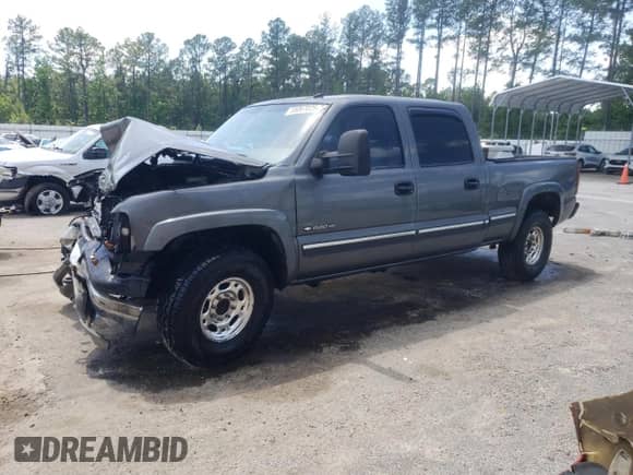 2002 Chevrolet Silverado 1500HD LT z VIN 1GCGC13U22F224865, wystawiony jako Copart lot #55067025 z przebiegiem 377 747 mil mil oraz Szkoda całkowita • Salvage title. Historia ofert i sprzedaży dostępna na DreamBid. Obrazek 1.