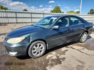 2005 Toyota Camry STD z VIN 4T1BE32K05U381807, wystawiony jako Copart lot #84812355 z przebiegiem 267 529 mil mil oraz Szkoda całkowita • Salvage title. Historia ofert i sprzedaży dostępna na DreamBid. Obrazek 1.