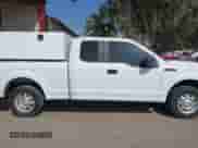 2019 Ford F-150 XL z VIN 1FTEX1C41KKE83608, wystawiony jako IAAI lot #43354361 z przebiegiem 126 831 mil mil oraz . Historia ofert i sprzedaży dostępna na DreamBid. Obrazek 14.
