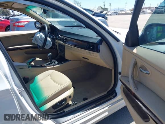 2010 BMW 3 Series 328i z VIN WBAPH5C58AA440231, wystawiony jako IAAI lot #43031069 z przebiegiem 96 967 mil mil oraz . Historia ofert i sprzedaży dostępna na DreamBid. Obrazek 5.