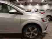 2018 Chevrolet Sonic Premier z VIN 1G1JF5SB6J4136215, wystawiony jako IAAI lot #43298299 z przebiegiem 114 910 mil mil oraz . Historia ofert i sprzedaży dostępna na DreamBid. Obrazek 19.