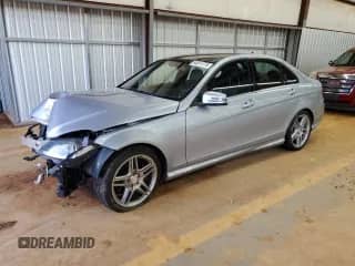 2013 Mercedes-Benz C 300 Luxury z VIN WDDGF8AB5DA780045, wystawiony jako Copart lot #84915775 z przebiegiem 134 064 mil mil oraz Szkoda całkowita • Salvage title. Historia ofert i sprzedaży dostępna na DreamBid. Obrazek 1.
