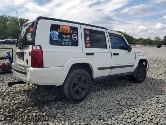 2006 Jeep Commander z VIN 1J8HG48K16C238399, wystawiony jako Copart lot #80860945 z przebiegiem 306 837 mil mil oraz Szkoda całkowita • Salvage title. Historia ofert i sprzedaży dostępna na DreamBid. Obrazek 3.