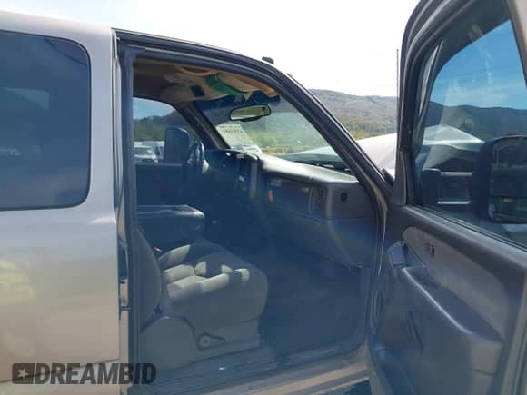 2003 Chevrolet Silverado 2500HD LT с VIN 1GCHK29U53E277670, выставлен на аукционе IAAI как лот 43361681 с пробегом 240 810 миль миль и . История ставок и продаж доступна на DreamBid. Изображение 5.