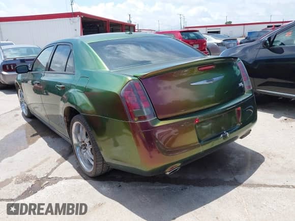 2014 Chrysler 300 S z VIN 2C3CCABG4EH358214, wystawiony jako IAAI lot #42732324 z przebiegiem 93 733 mil mil oraz . Historia ofert i sprzedaży dostępna na DreamBid. Obrazek 3.