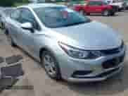 2017 Chevrolet Cruze LS z VIN 3G1BC5SM9HS573750, wystawiony jako IAAI lot #42623267 z przebiegiem 109 583 mil mil oraz . Historia ofert i sprzedaży dostępna na DreamBid. Obrazek 1.
